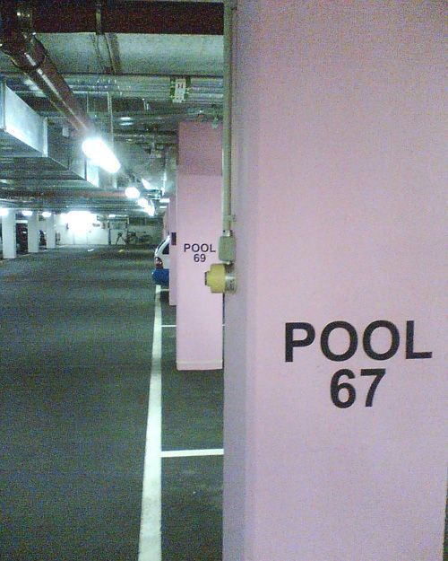 Eine rosa Wand mit der Aufschrift „Pool 67“