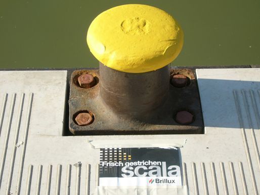 Ein gelber Pfosten mit einem Aufkleber mit der Aufschrift „Scala“ darauf