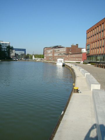 Ein großes Gewässer, umgeben von Gebäuden an einem sonnigen Tag