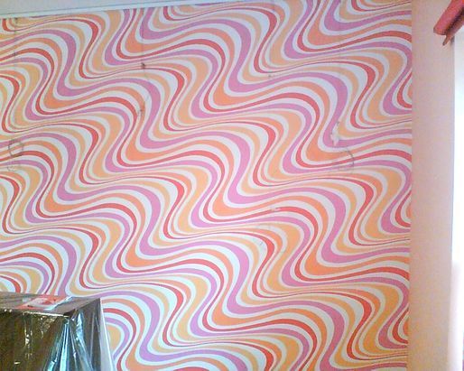 Eine Wand mit einem bunten Wirbelmuster darauf