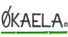 Logotipo: texto "ØKAELA", "O" cruzada, tallo de bambú verde.