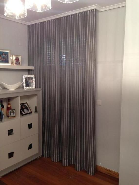 Cortinas grises de rayas verticales 
