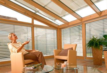 Una persona está sentada