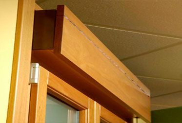 El marco de la puerta, de madera