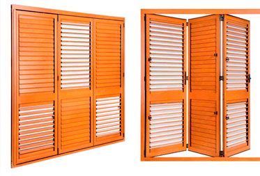 Dos vistas de contraventanas plegables de madera en tonos anaranjados con listones horizontales instaladas en un marco.