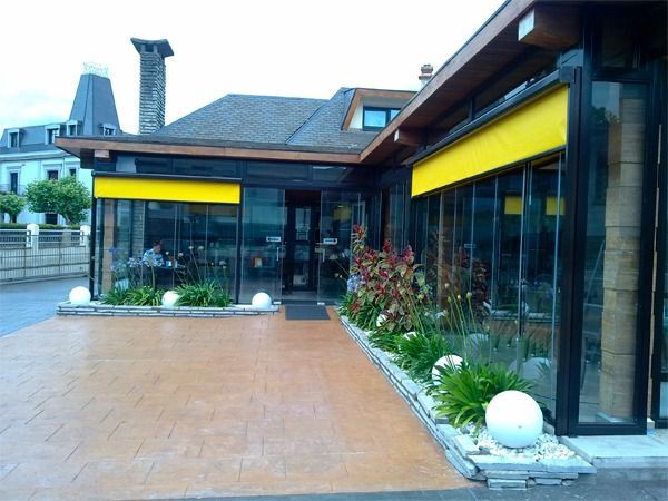 Un patio exterior con suelo 