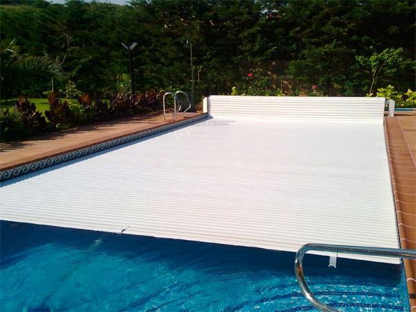 Una piscina rectangular cubierta 