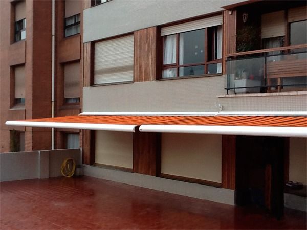 Un toldo retráctil de rayas 