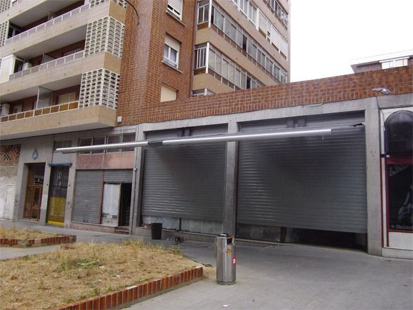 La entrada de un edificio con dos puertas 