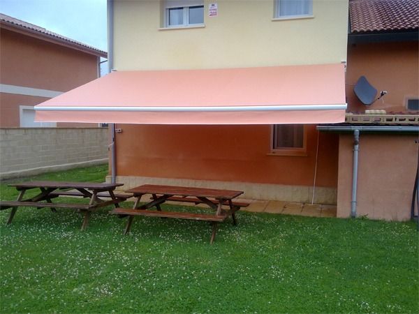 Un toldo color melocotón 