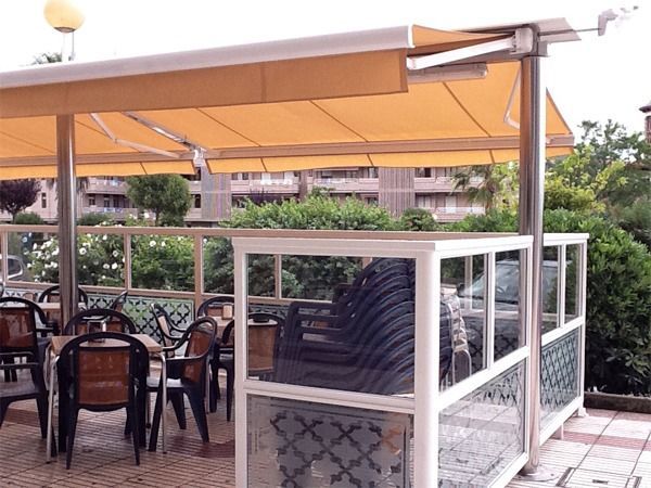 Un toldo retráctil de color beige 