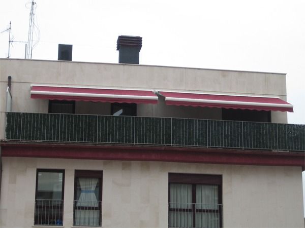 Exterior de un edificio residencial que muestra un balcón