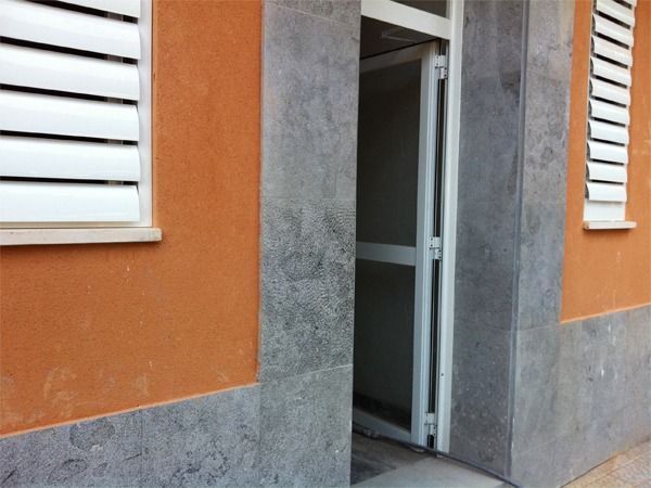 Una puerta enmarcada en piedra 