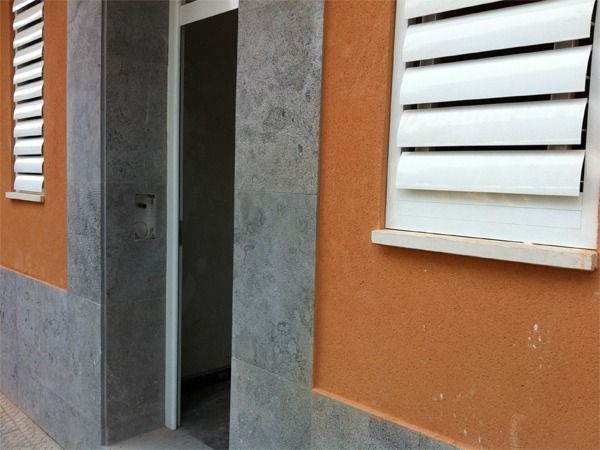 La entrada principal de un edificio 