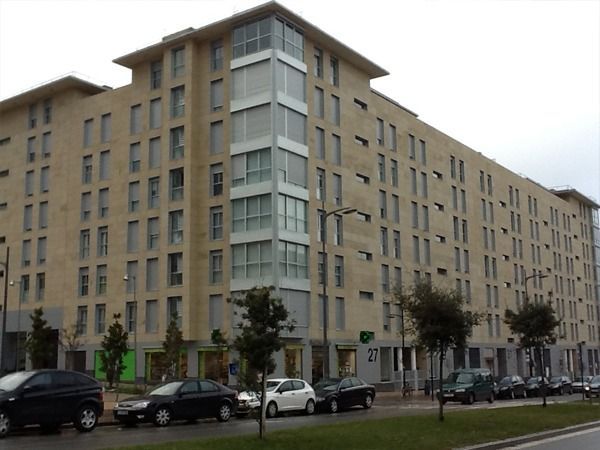 Un edificio de apartamentos moderno de color beige