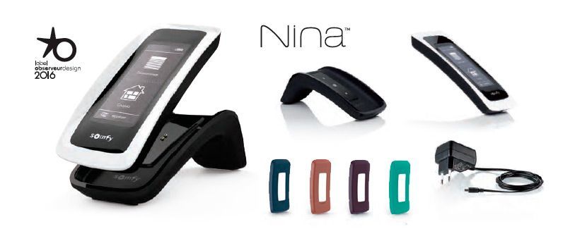 Mando a distancia Nina y su base de carga en blanco y negro, con fundas de varios colores y un adaptador de corriente.