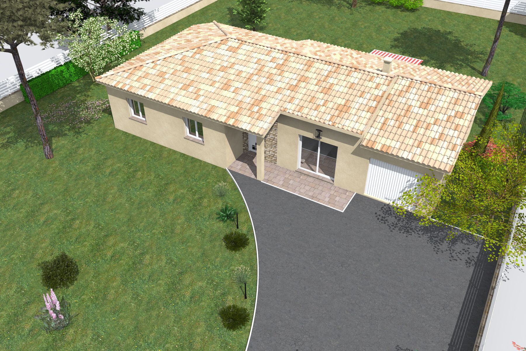 Petite maison beige avec toit de tuiles, allée et pelouse verte, vue d'en haut.