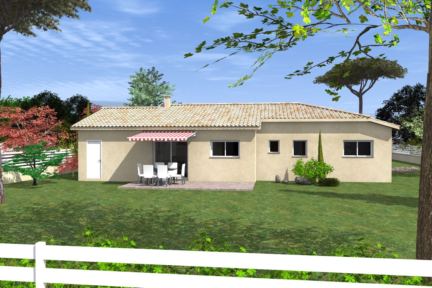 Maison beige de plain-pied avec un petit porche, une pelouse, une clôture blanche et des arbres sous un ciel bleu.