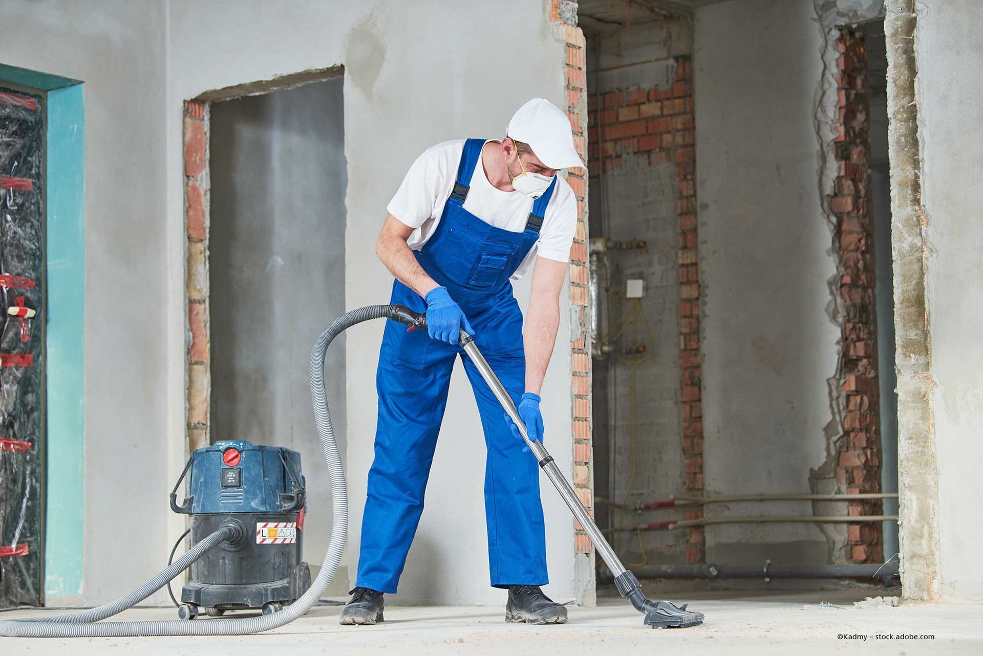 Mitarbeiter von Glaser Reinigungsservice & -technik reinigt Boden