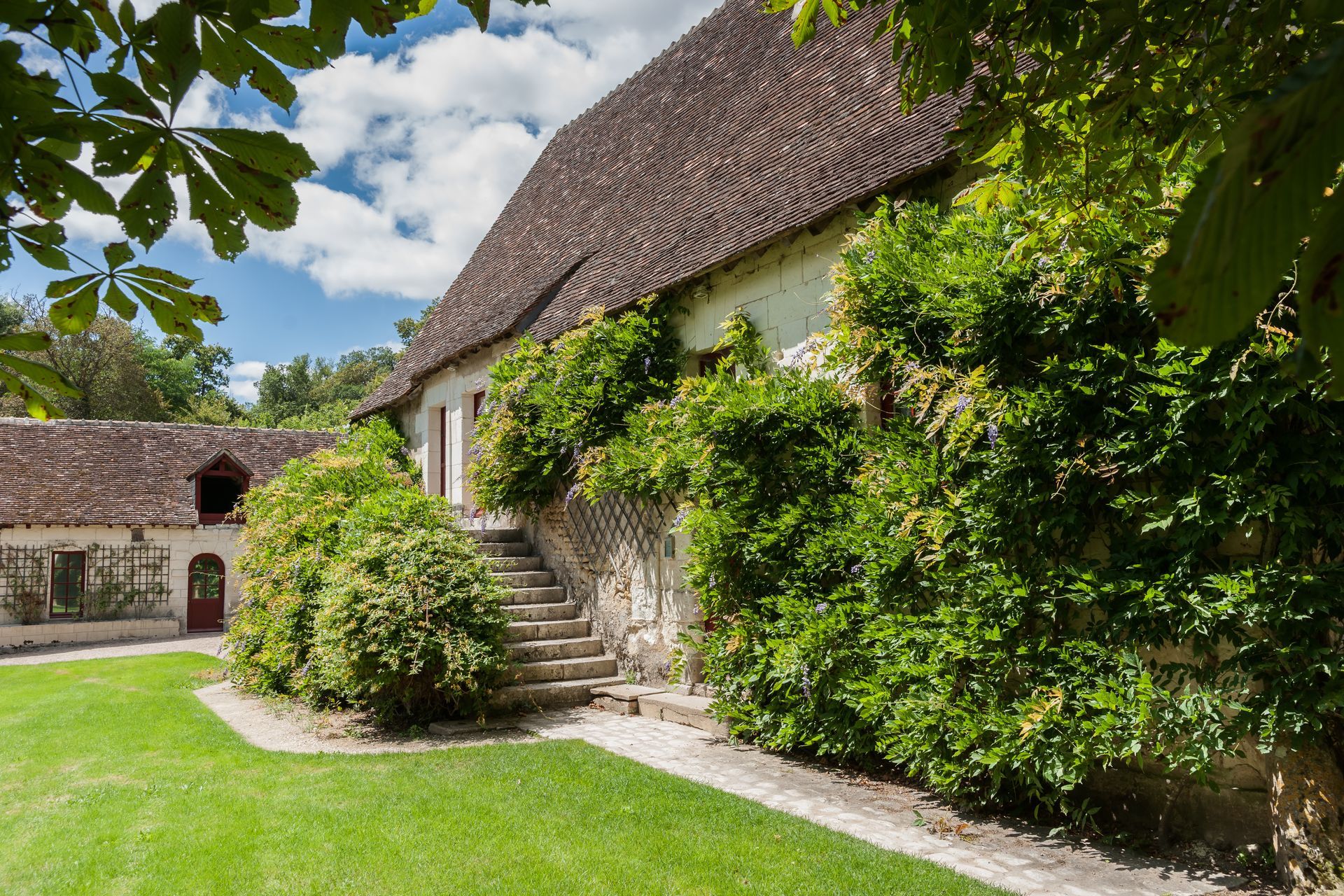 Une maison récente avec jardin