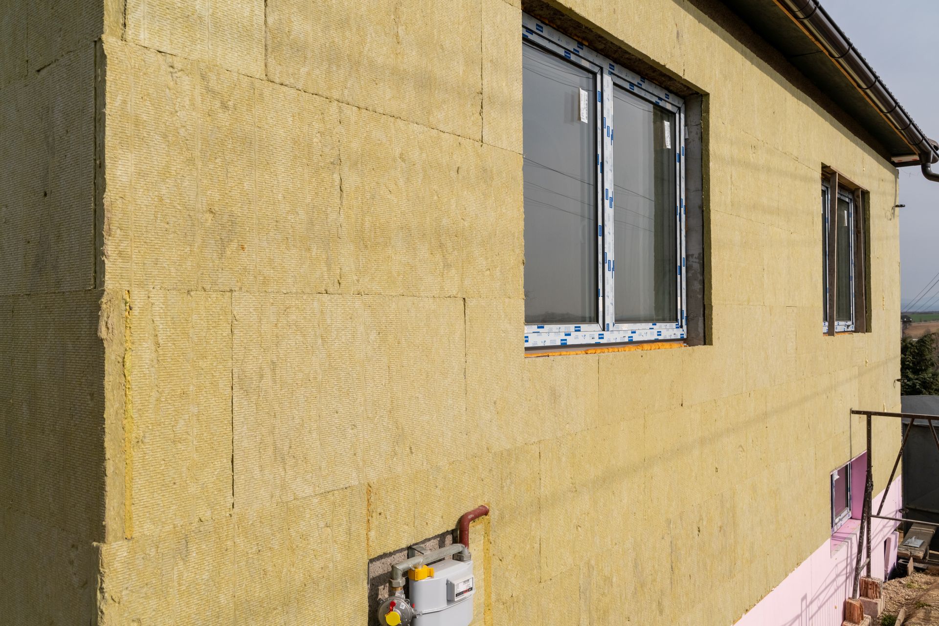 Isolant sur la façade d'une maison