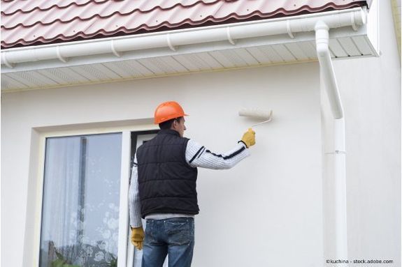 Ingo Wagner GmbH Maler streicht eine Hausfassade