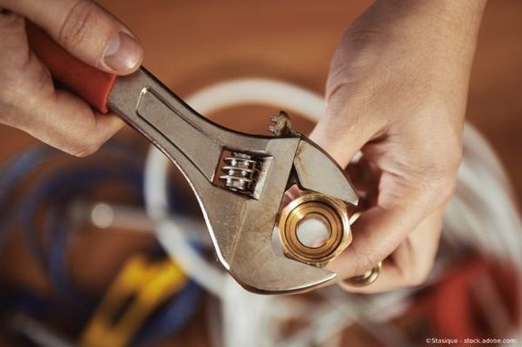 Ingo Wagner GmbH Klempner schraubt etwas fest