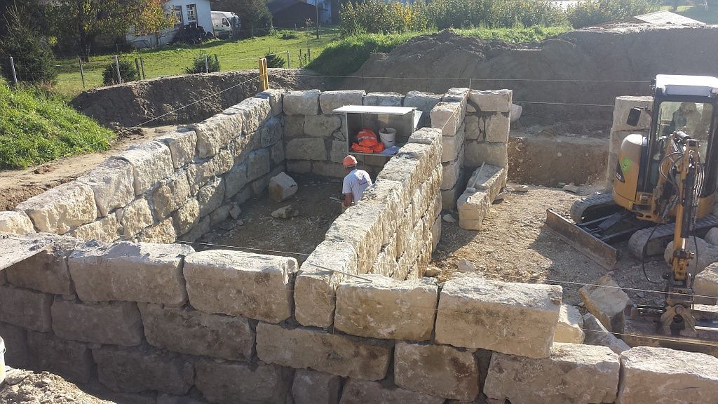 Sous-sol d'une maison en bois et paille