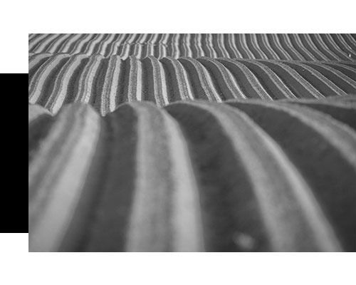 Una fotografía en blanco y negro de una tela rayada.