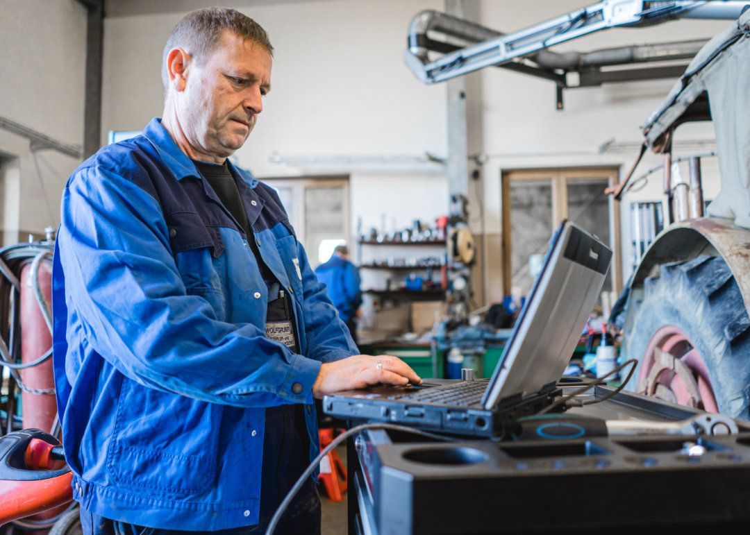 Mitarbeiter arbeitet an einem Laptop