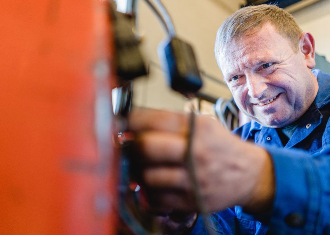 Mitarbeiter arbeitet an einem Gabelstapler