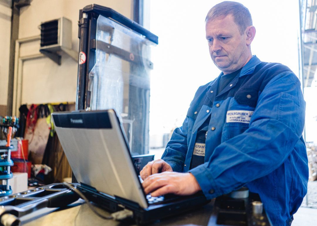 Mitarbeiter arbeitet an einem Laptop