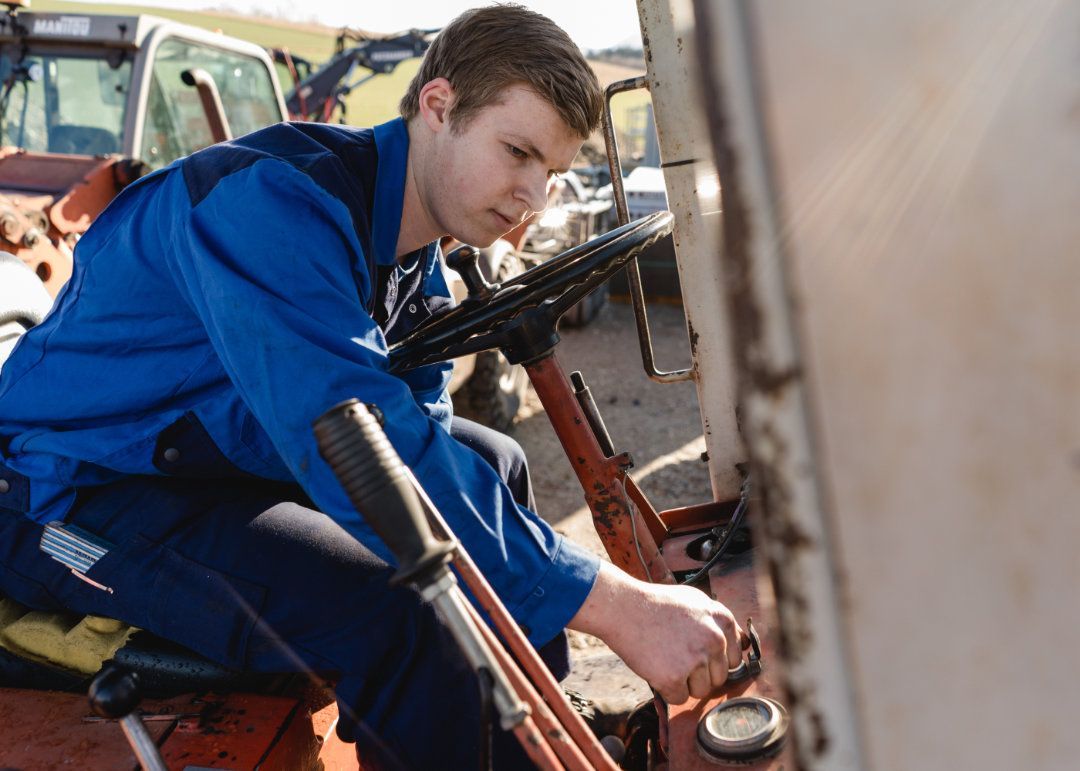 Mitarbeiter arbeitet an einem Gabelstapler