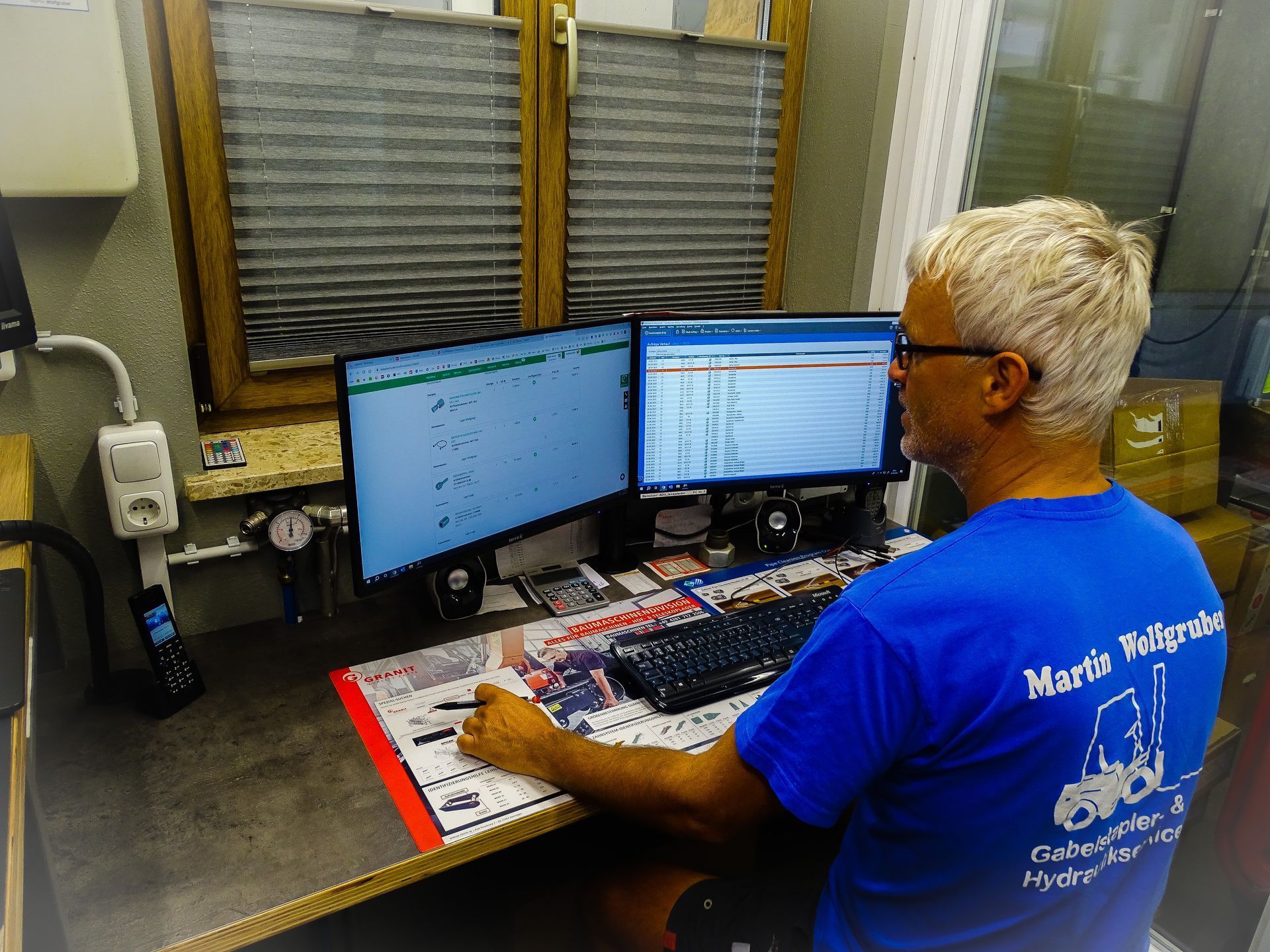 Mitarbeiter packt ein Ersatzteil in einen entsprechenden Karton