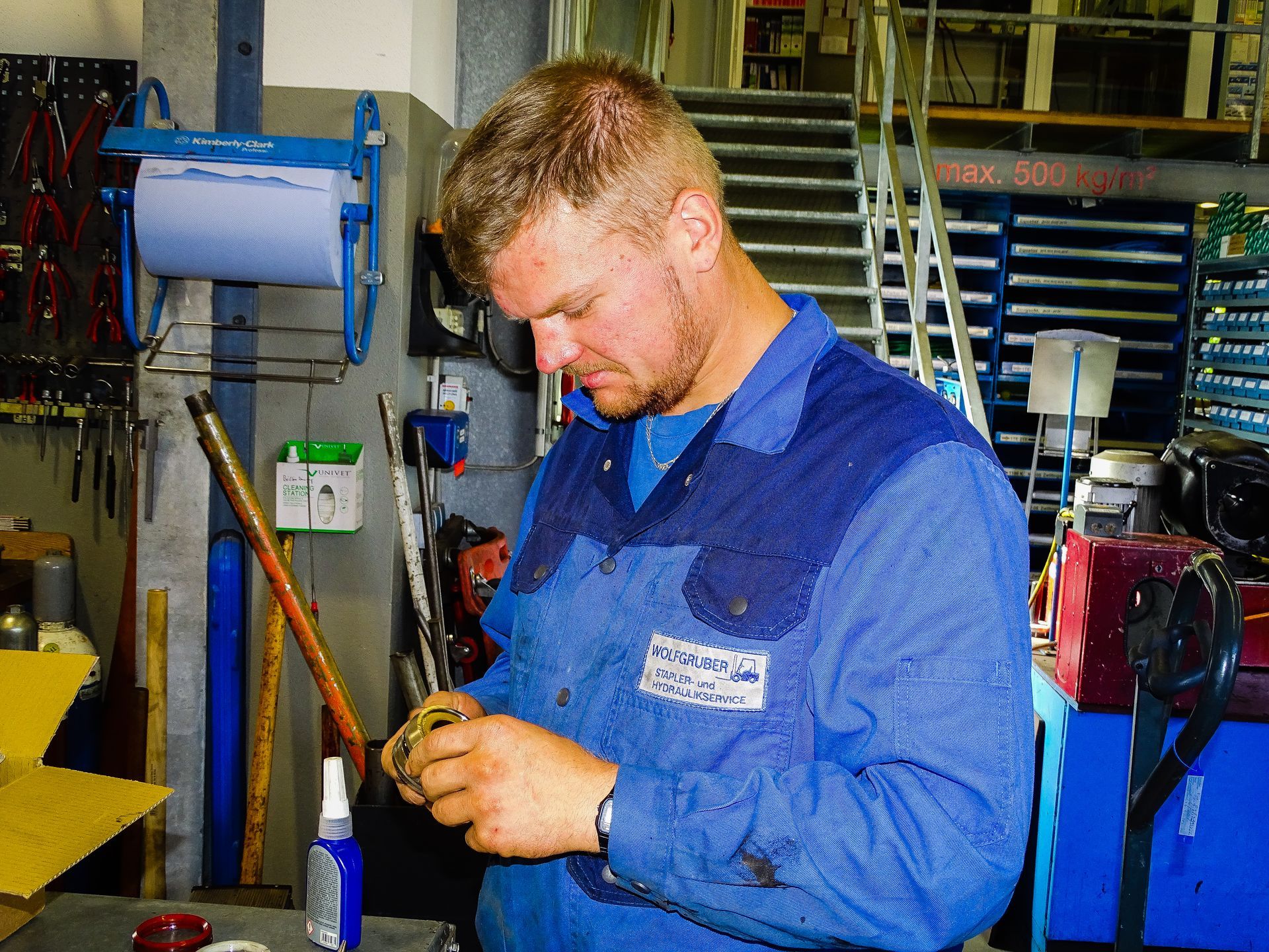 Mitarbeiter wechselt die Spiegel an einem Gabelstapler