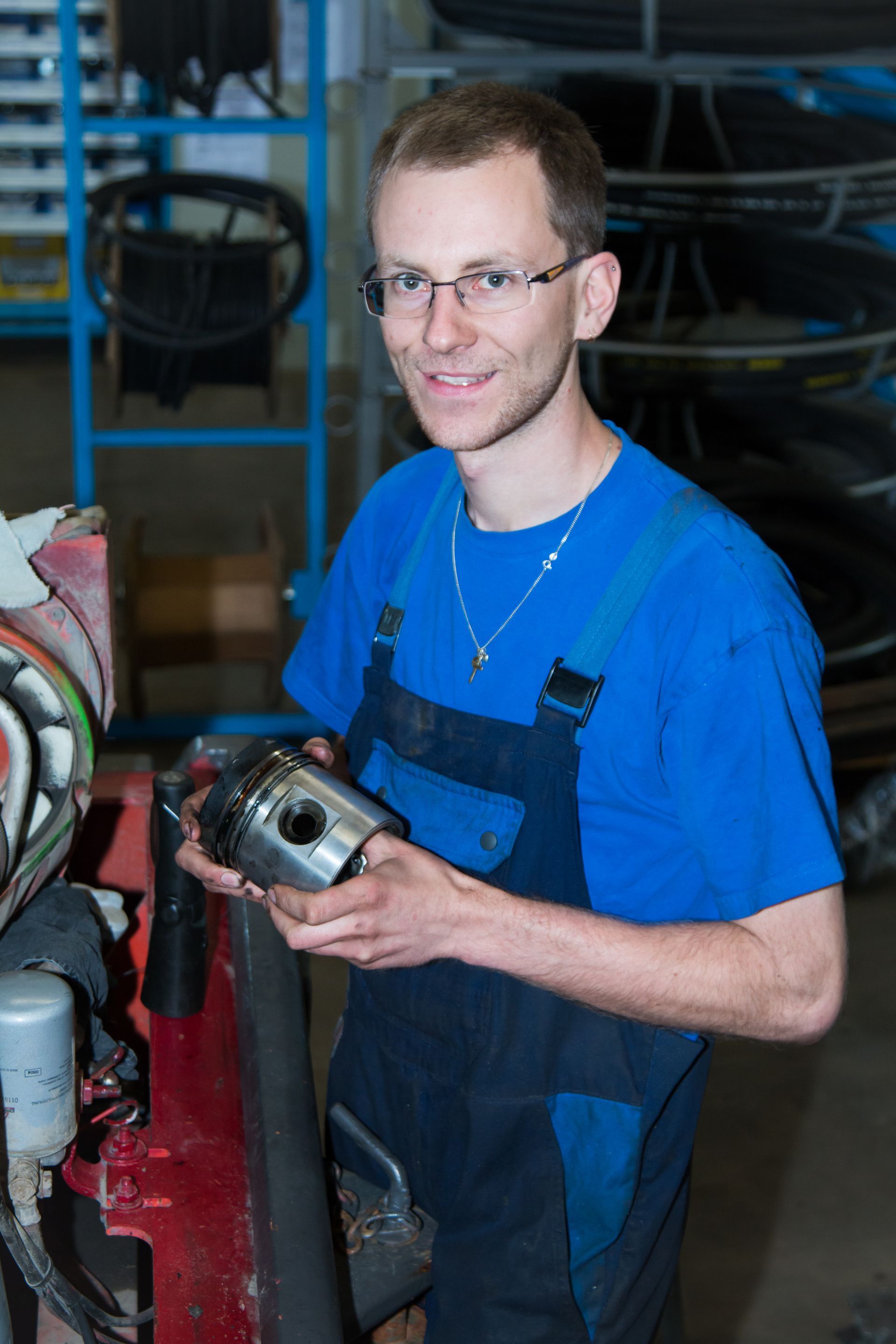 Zwei Mitarbeiter arbeiten an einer Gabel von einem Gabelstapler