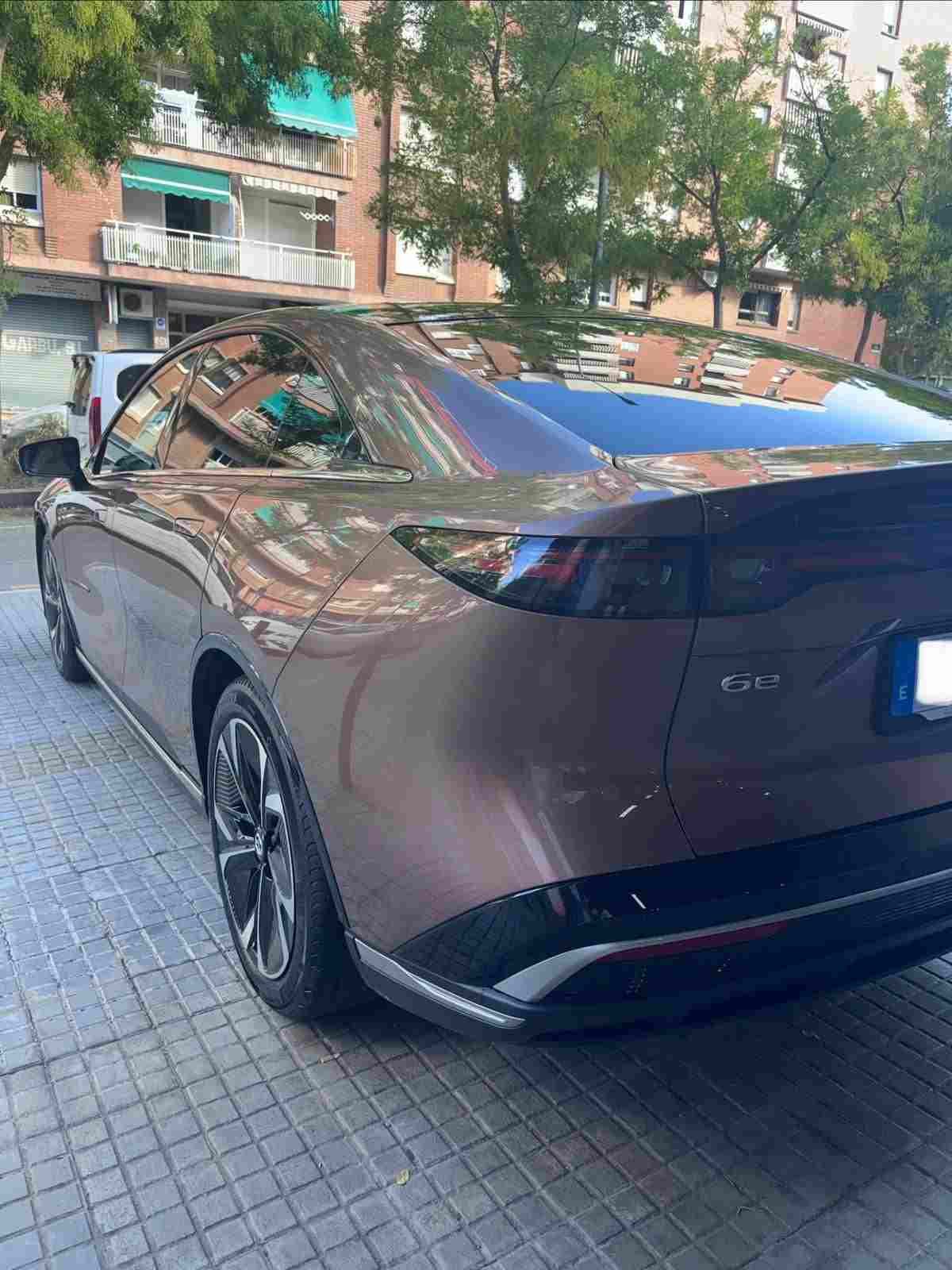 Una persona está arreglando una cerradura de puerta con una llave.