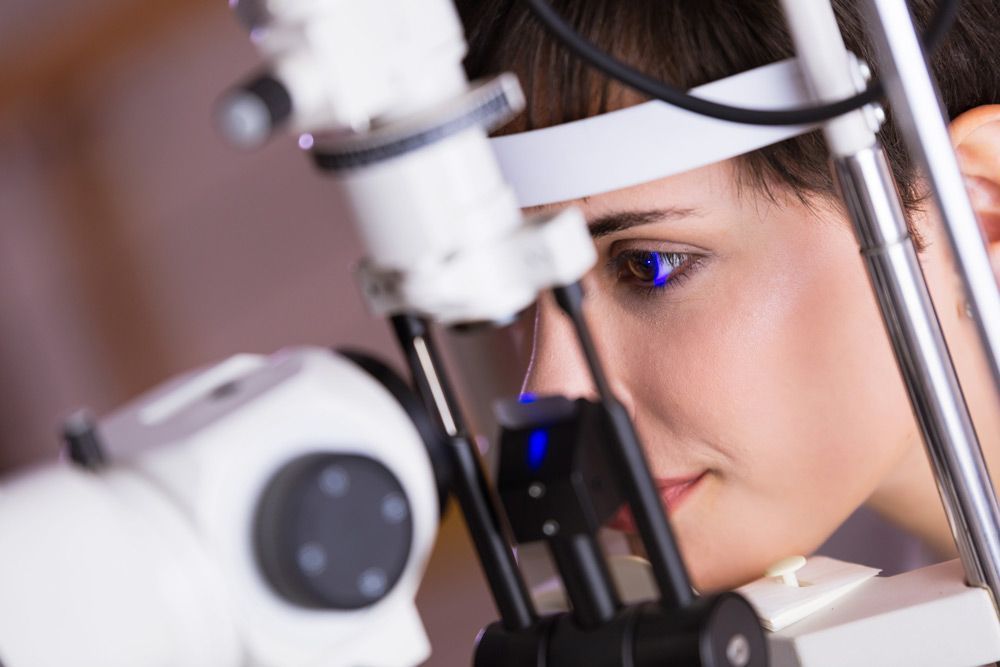Una mujer se hace examinar los ojos por un oftalmólogo.