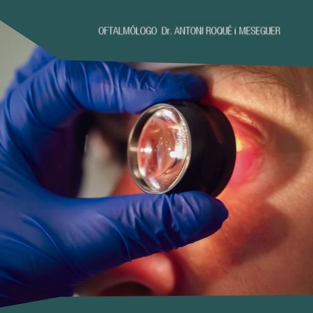 Una persona que lleva guantes azules sostiene una lupa frente a su ojo.