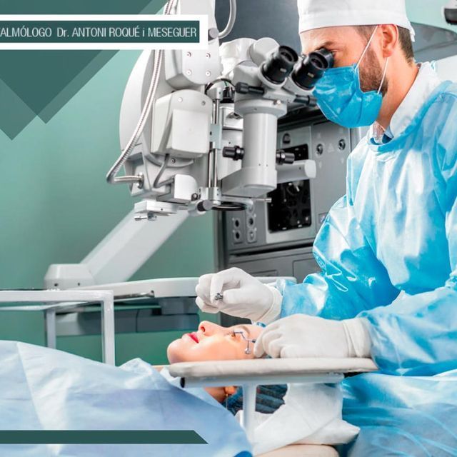 Un cirujano está mirando a través de un microscopio el ojo de un paciente.