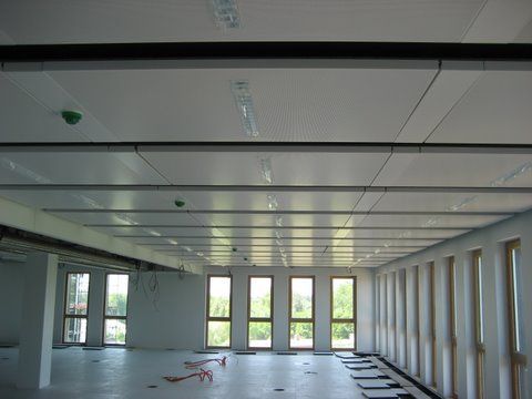 Metall-Klimasegel im leeren großen Raum Ecker Heiz- und Kühlflächensysteme GmbH