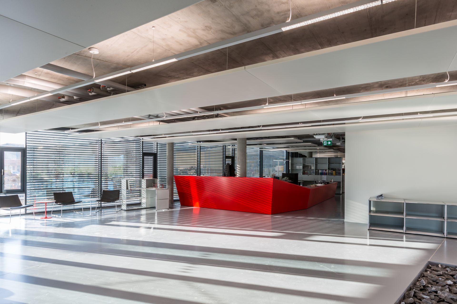 Metall-Klimasegel im leeren großen Raum Ecker Heiz- und Kühlflächensysteme GmbH