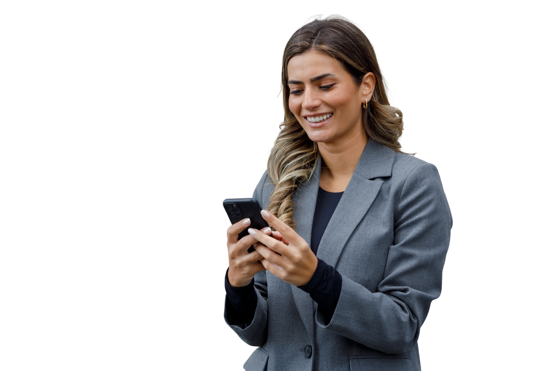 Femme en blazer gris souriante en utilisant un smartphone sur fond blanc