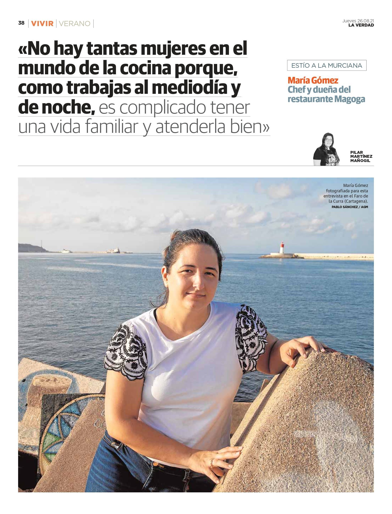 Mujer sentada junto al mar, apoyada en una roca, con una barca al fondo y texto de noticia en la parte superior.