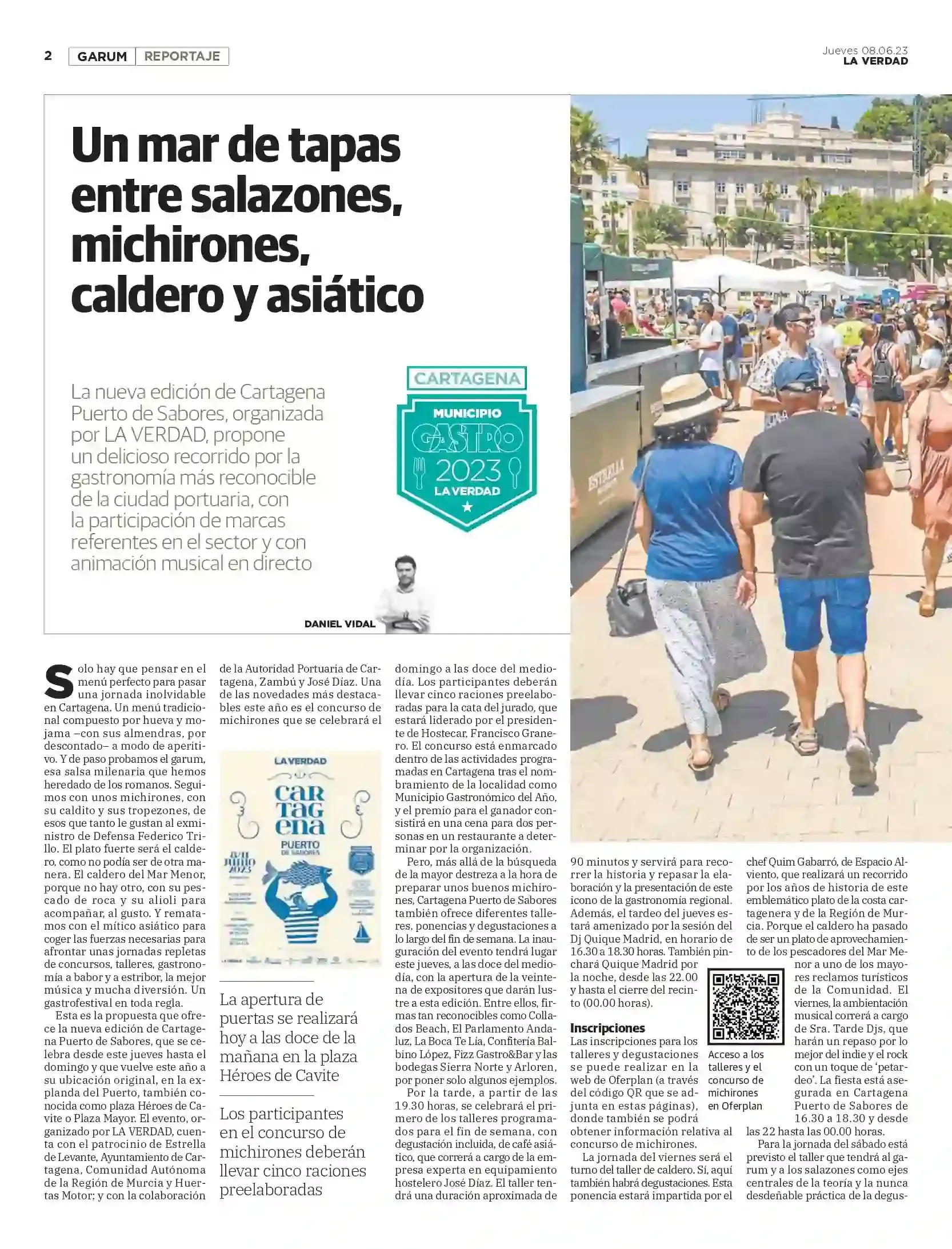 Gente paseando por un mercado callejero abarrotado junto a la página de un artículo de un periódico español.
