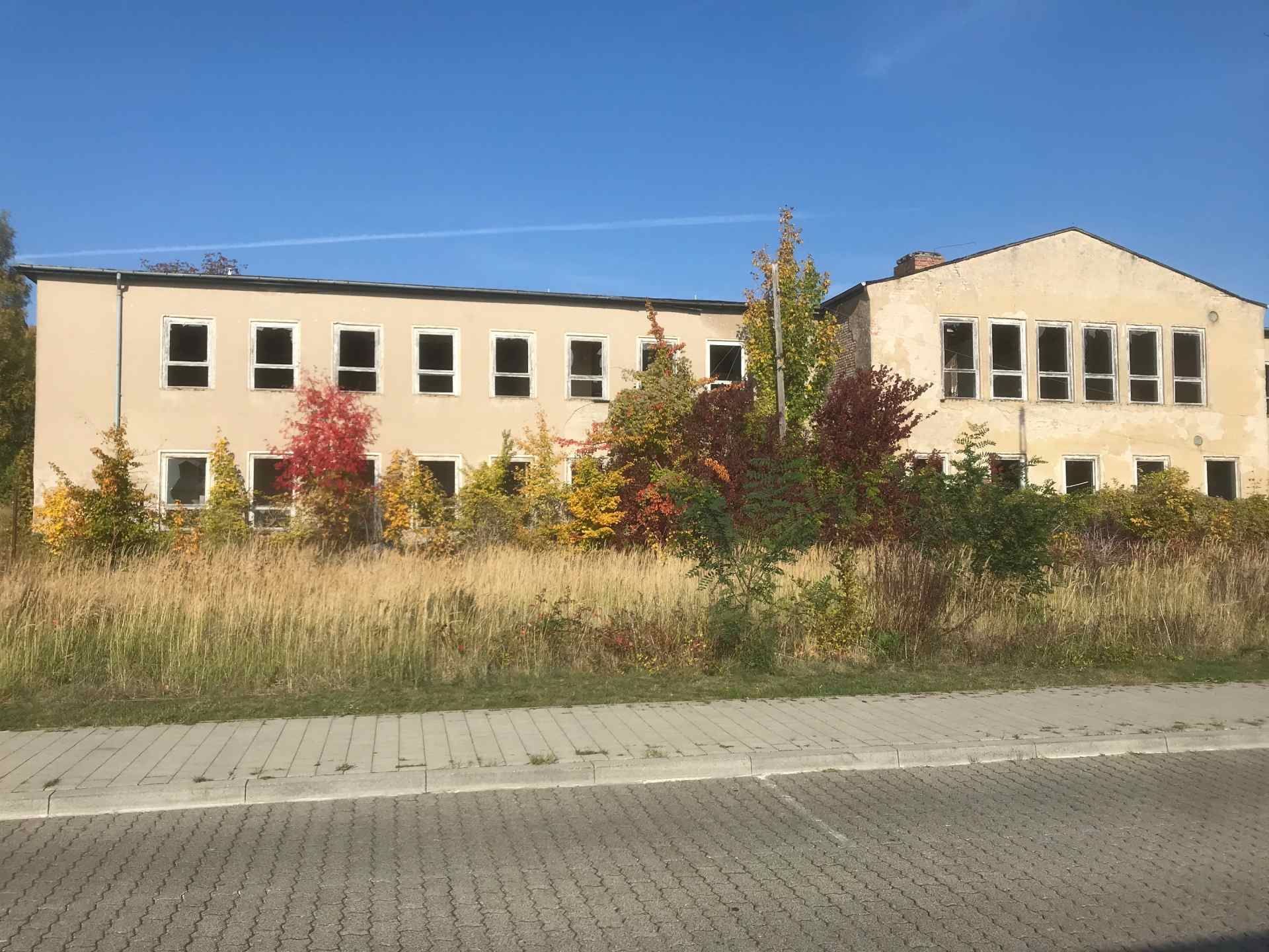 Leerstehendes Gebäude auf dem ehemaligen Bahnhofsgelände in Sassnitz.