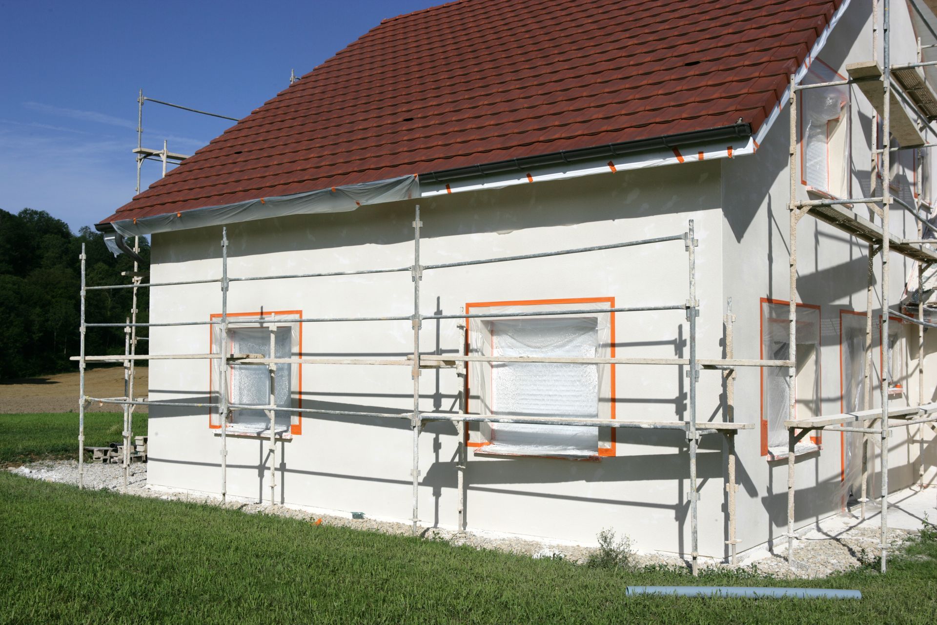L'extérieur d'une maison dont la façade est en rénovation.