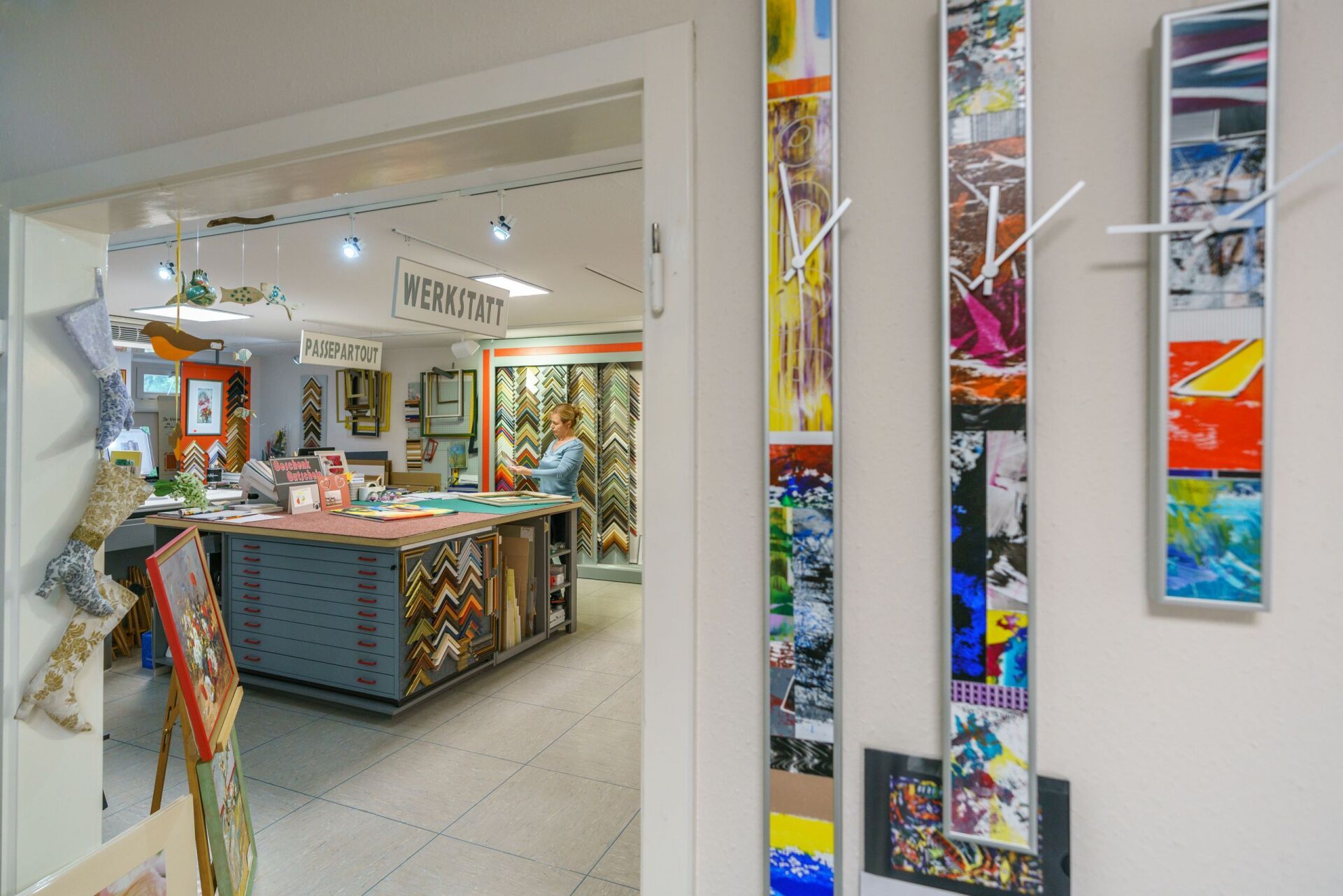 Passepartout mit farbiger V-Linie