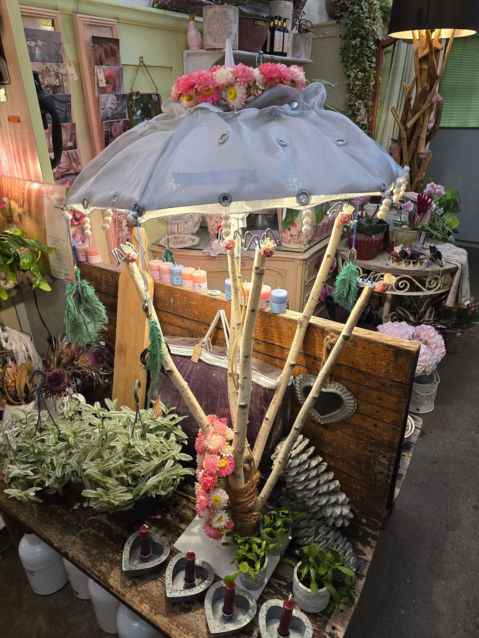 Eine Ausstellung von Blumen und Regenschirmen in einem Blumenladen