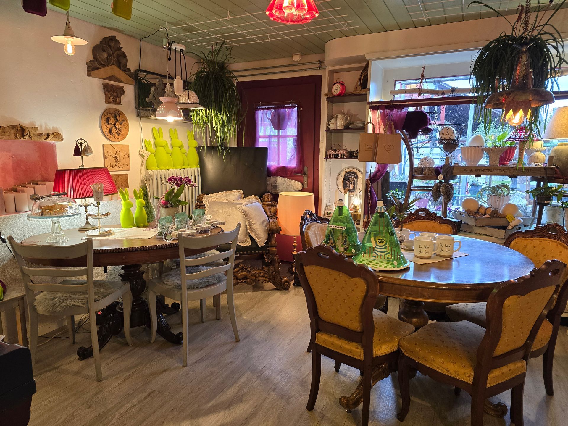 Ein Tisch mit Blumen und Kerzen darauf in einem Raum.